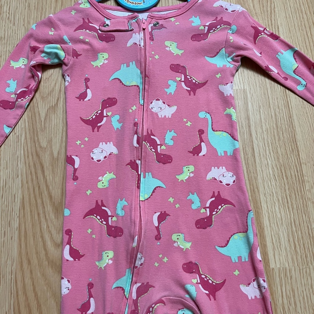 A lot of 3 girls onesie pyjamas. Size 3T.